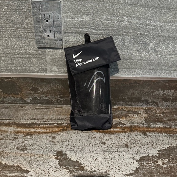 Nike Phantom Men’s Cleats Black & Blue Size 12 Like New AND Shin Guards - Picture 3 of 3